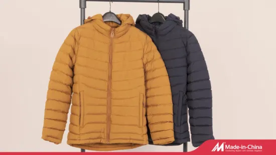 주문을 받아서 만들어진 로고에 의하여 누비질되는 패딩 두건이 있는 남자에 의하여 덧대지는 겨울 호흡기 코트 재킷